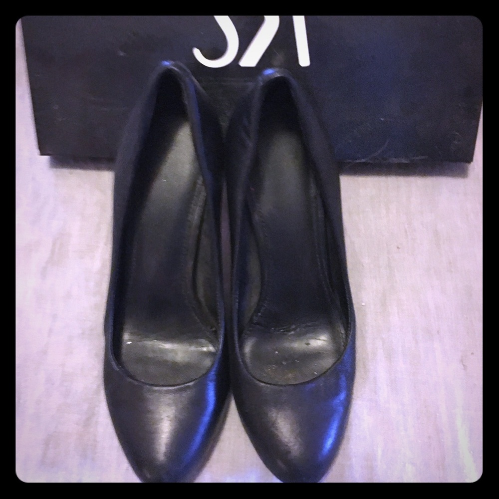 Saks 5th Avenue Black Heels with Snakeskin Detail